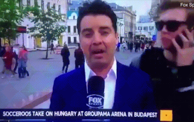 Fan cuồng cưỡng hôn phóng viên đưa tin World Cup ngay trên sóng truyền hình - Ảnh 2.