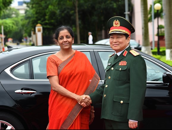 Bộ trưởng Bộ Quốc phòng Ấn Độ thăm chính thức Việt Nam - Ảnh 1.