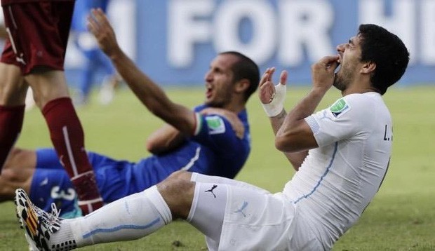 World Cup 2014: Suarez hóa điên và ánh mắt buồn của Messi - Ảnh 2.