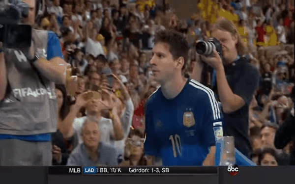World Cup 2014: Suarez hóa điên và ánh mắt buồn của Messi - Ảnh 5.