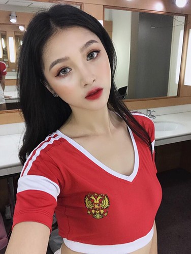 Dàn hot girl cổ vũ World Cup tưng bừng trước giờ G - Ảnh 4.