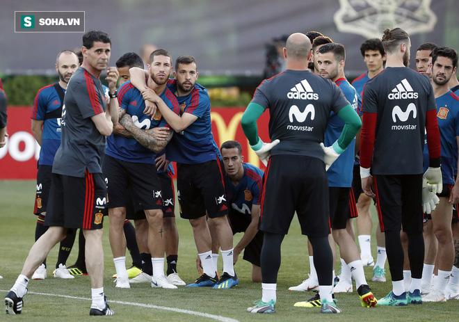 Thừa nhận Tây Ban Nha khủng hoảng, Sergio Ramos lớn tiếng bảo vệ thầy mới - Ảnh 1.