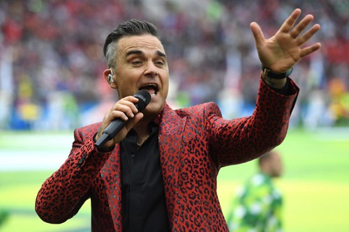 Ca sĩ Robbie Williams có hành động phản cảm, gây phẫn nộ trong lễ khai mạc World Cup 2018 - Ảnh 4.