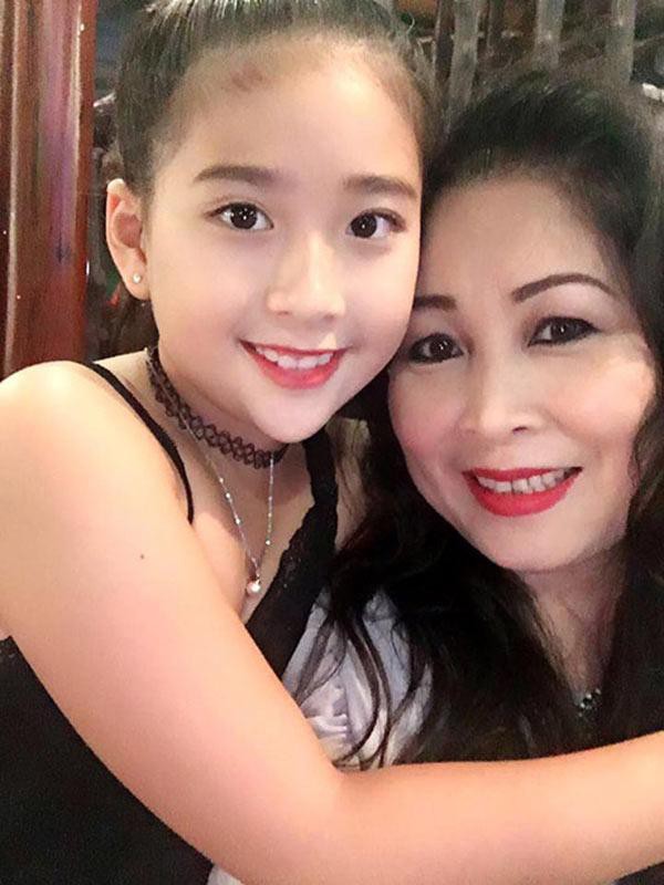Ngoài con gái lớn vừa đi lấy chồng, nghệ sĩ Hồng Vân còn có công chúa út xinh xắn hứa hẹn là hot girl tương lai - Ảnh 1.