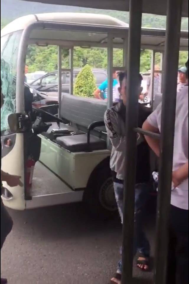 Xe điện mất lái tông vào nhóm du khách trong khu du lịch ở Đà Nẵng, 6 người bị thương - Ảnh 1.