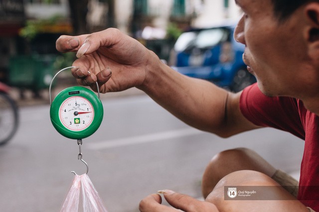 Mùa sấu về trên phố phường Hà Nội: Nhóm thợ đánh giày tranh thủ đổi nghề, kiếm tiền triệu mỗi ngày - Ảnh 4.