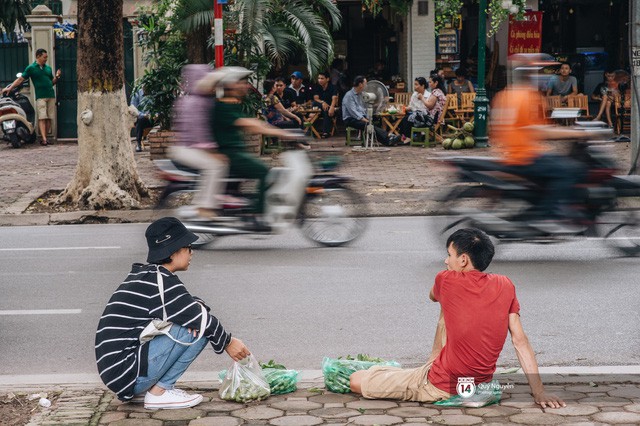 Mùa sấu về trên phố phường Hà Nội: Nhóm thợ đánh giày tranh thủ đổi nghề, kiếm tiền triệu mỗi ngày - Ảnh 10.