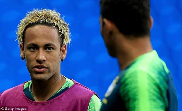 Neymar khoe mái tóc “tổ chim” trước trận khai màn World Cup - Ảnh 2.