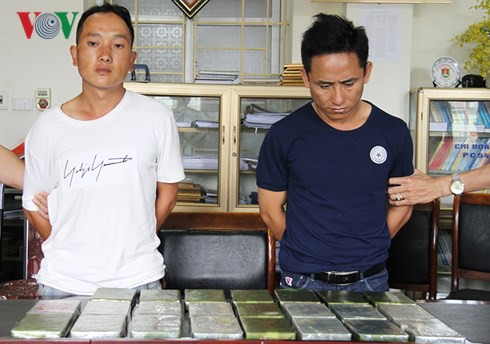 Công an Lào Cai tóm gọn 2 đối tượng mang 23 bánh heroin vào nhà nghỉ - Ảnh 1.