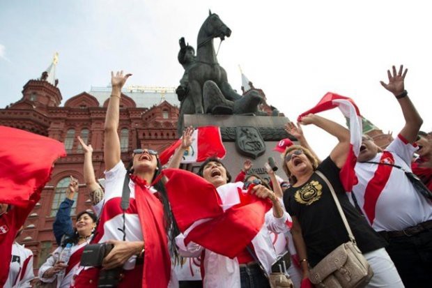 Fan cuồng World Cup cố tăng cân để có vé VIP, ăn bánh quy qua ngày hay sẵn sàng bỏ việc - Ảnh 3.