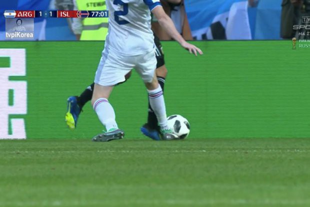Trọng tài ‘phá bĩnh’ trận đấu giữa Argentina và Iceland vì không cần VAR - Ảnh 2.