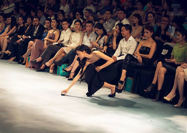 Hành động lên sàn catwalk nhặt giày Minh Tú đánh rơi của Hương Giang khiến dân mạng nức lòng - Ảnh 4.