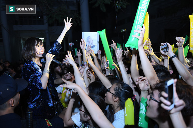 Hòa Minzy khoe vũ đạo nóng bỏng khi diễn tại trường Đại học Xây dựng - Ảnh 12.
