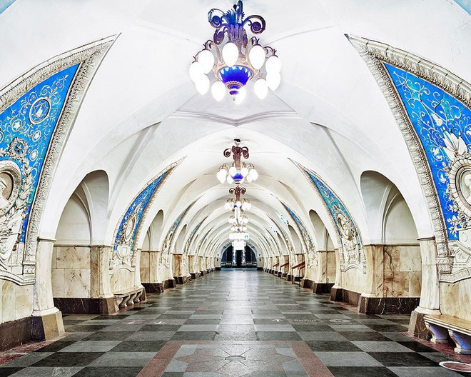 Chùm ảnh: Ngắm nhìn vẻ đẹp nguy nga như cung điện dưới lòng đất của các ga tàu điện ngầm ở Nga - Ảnh 2.
