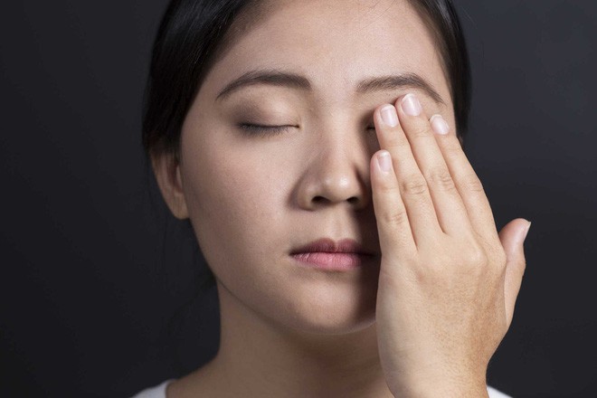 Sơ cứu khi bị dị vật rơi vào mắt, tránh nhiễm trùng mắt cũng như nguy cơ mù lòa - Ảnh 1.