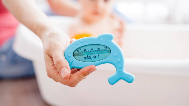 Điểm danh những lỗi cha mẹ rất hay mắc phải khi tắm cho trẻ sơ sinh - Ảnh 1.