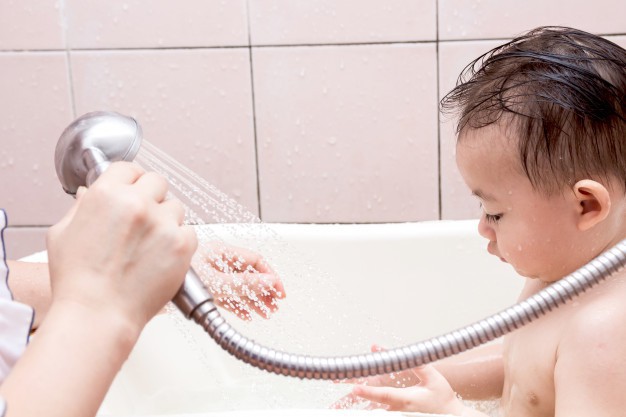 Điểm danh những lỗi cha mẹ rất hay mắc phải khi tắm cho trẻ sơ sinh - Ảnh 2.