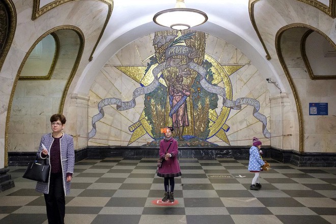 Chùm ảnh: Ngắm nhìn vẻ đẹp nguy nga như cung điện dưới lòng đất của các ga tàu điện ngầm ở Nga - Ảnh 11.