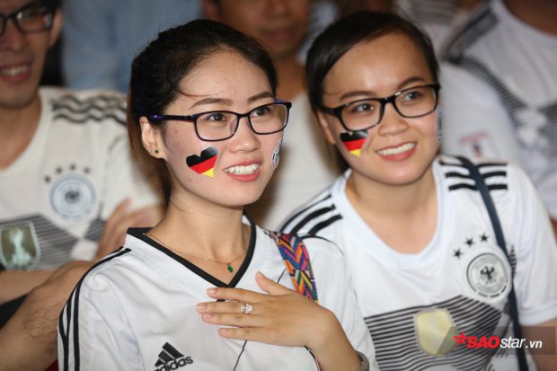Cận cảnh các hot girl Việt Nam buồn tê tái khi dàn nam thần tuyển Đức thua trận - Ảnh 3.