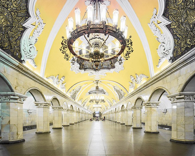 Chùm ảnh: Ngắm nhìn vẻ đẹp nguy nga như cung điện dưới lòng đất của các ga tàu điện ngầm ở Nga - Ảnh 4.