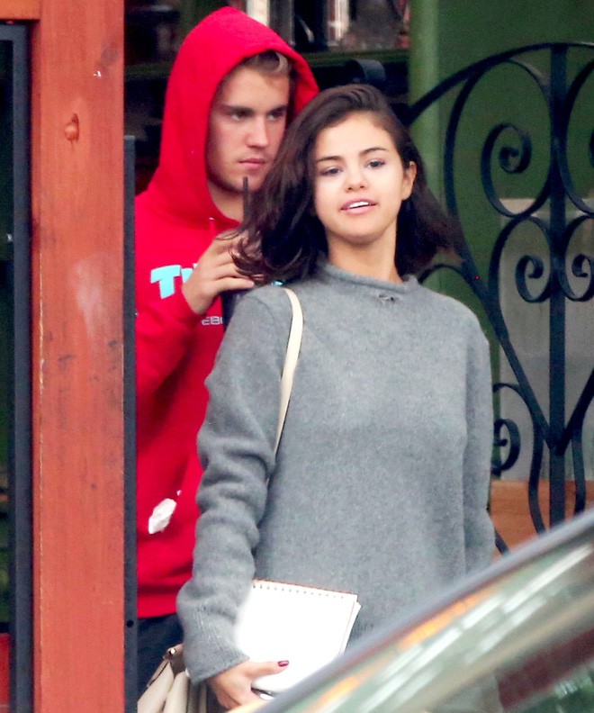 Selena Gomez hẹn hò với trai lạ giữa tâm bão đính hôn 