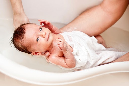 Điểm danh những lỗi cha mẹ rất hay mắc phải khi tắm cho trẻ sơ sinh - Ảnh 4.