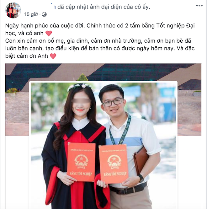 Phó Bí thư trường Đại học Vinh quỳ gối cầu hôn nữ sinh trong lễ trao bằng tốt nghiệp - Ảnh 2.