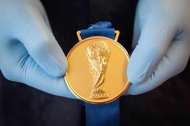 Cận cảnh quá trình ra đời chiếc cúp vàng World Cup trị giá 456 tỷ đồng - Ảnh 13.