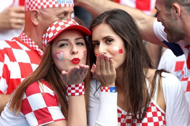 ‘Quên lối về’ vì nhan sắc CĐV nữ Croatia - Ảnh 3.