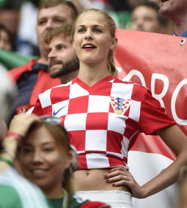 ‘Quên lối về’ vì nhan sắc CĐV nữ Croatia - Ảnh 4.