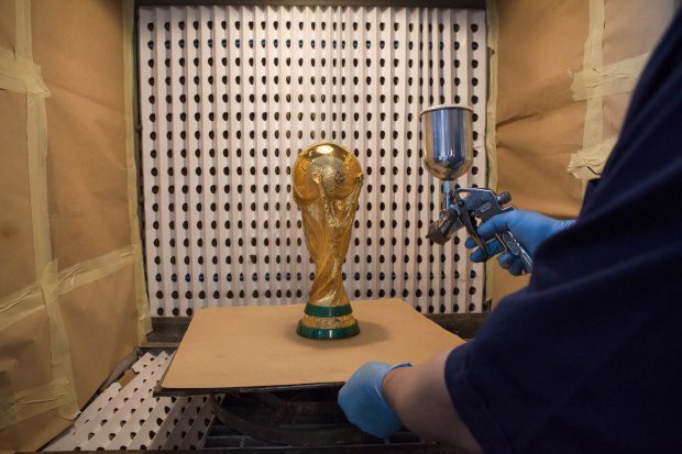 Cận cảnh quá trình ra đời chiếc cúp vàng World Cup trị giá 456 tỷ đồng - Ảnh 7.