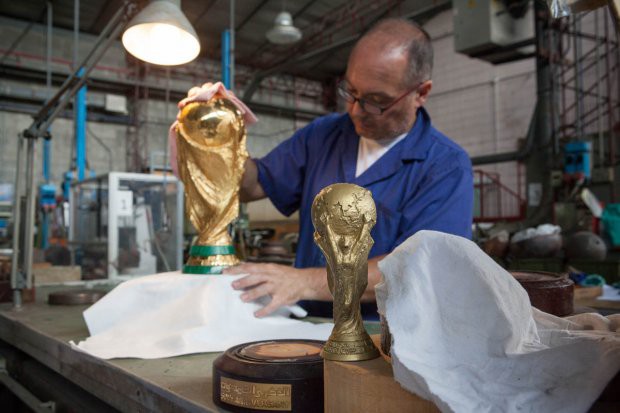 Cận cảnh quá trình ra đời chiếc cúp vàng World Cup trị giá 456 tỷ đồng - Ảnh 8.