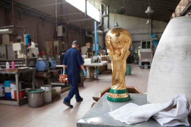 Cận cảnh quá trình ra đời chiếc cúp vàng World Cup trị giá 456 tỷ đồng - Ảnh 9.