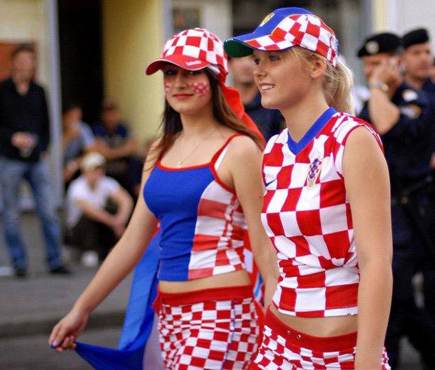 ‘Quên lối về’ vì nhan sắc CĐV nữ Croatia - Ảnh 10.