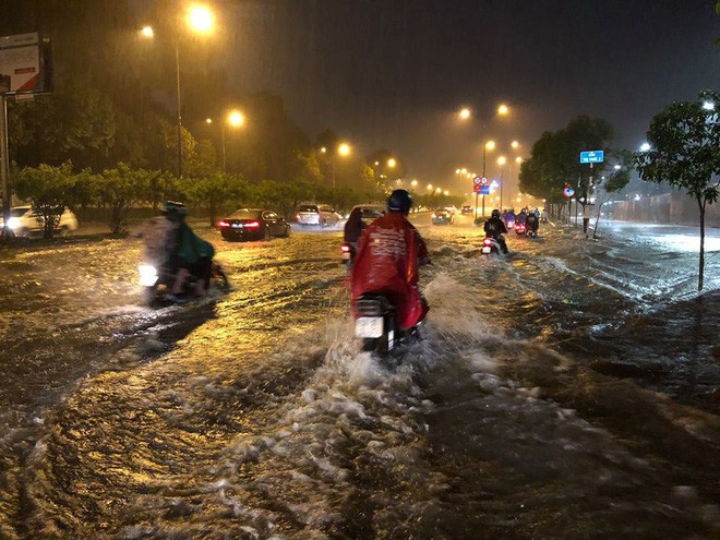 Đường Nguyễn Hữu Cảnh ngập sau trận mưa tối qua: Van đã mở hết nhưng nước không chảy về - Ảnh 1.