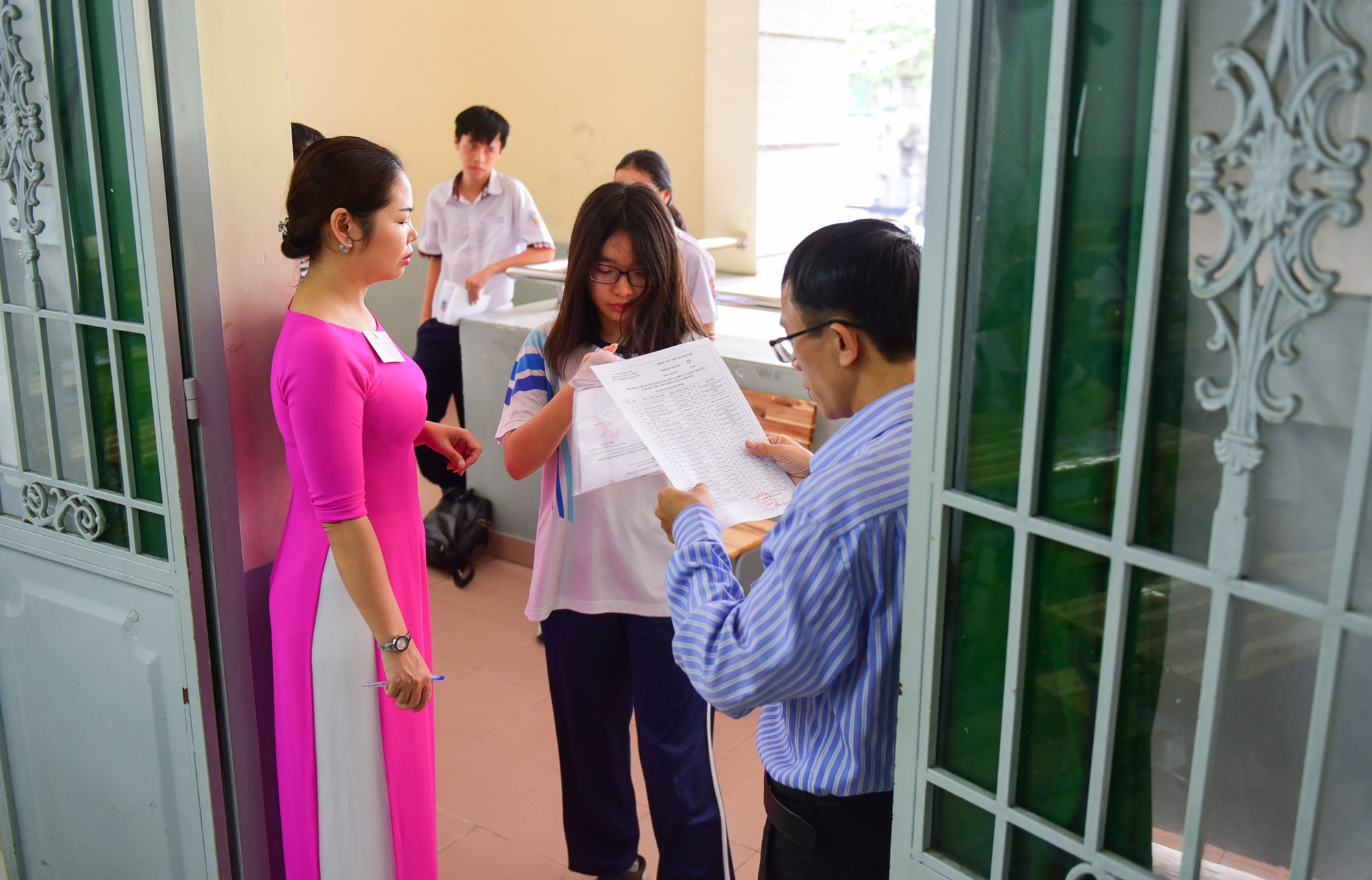 Học sinh Sài Gòn ôn bài đến sát giờ thi tuyển sinh lớp 10 - Ảnh 11.