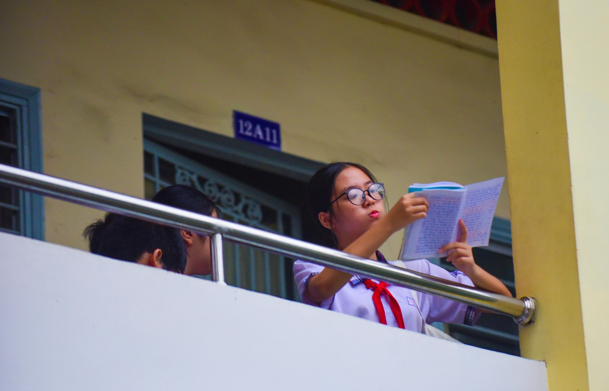 Học sinh Sài Gòn ôn bài đến sát giờ thi tuyển sinh lớp 10 - Ảnh 9.