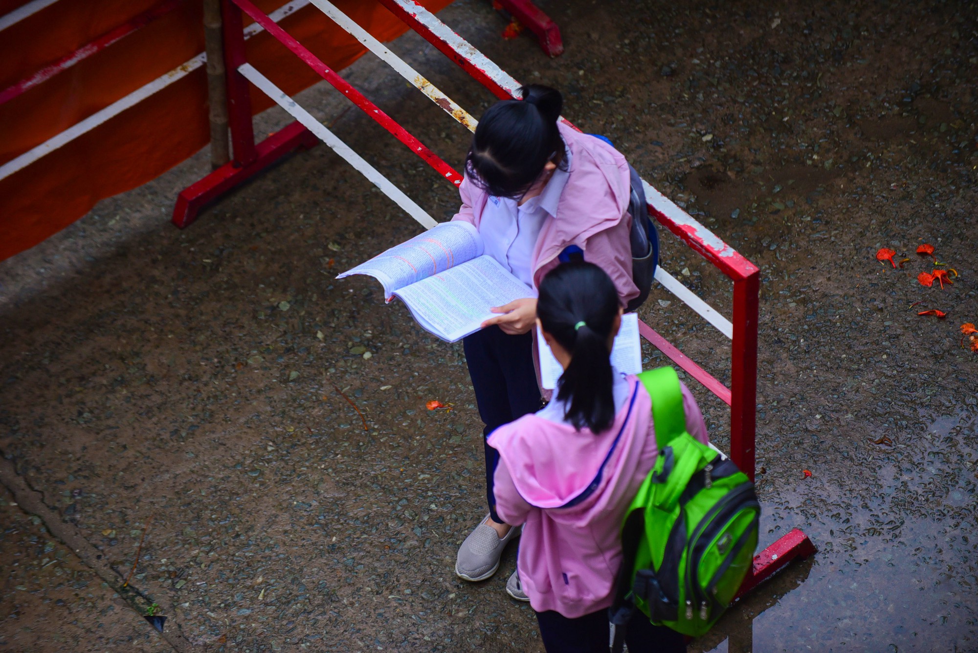 Học sinh Sài Gòn ôn bài đến sát giờ thi tuyển sinh lớp 10 - Ảnh 2.