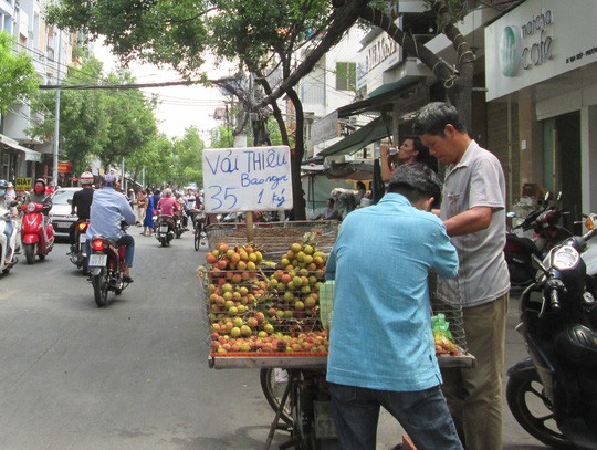 Trung Quốc trúng mùa, trái vải Việt Nam rớt giá sớm - Ảnh 1.