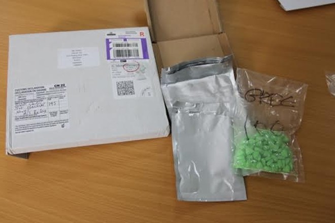  Lô hàng ma túy tổng hợp từ Anh vào Việt Nam qua đường bưu chính quốc tế  - Ảnh 1.
