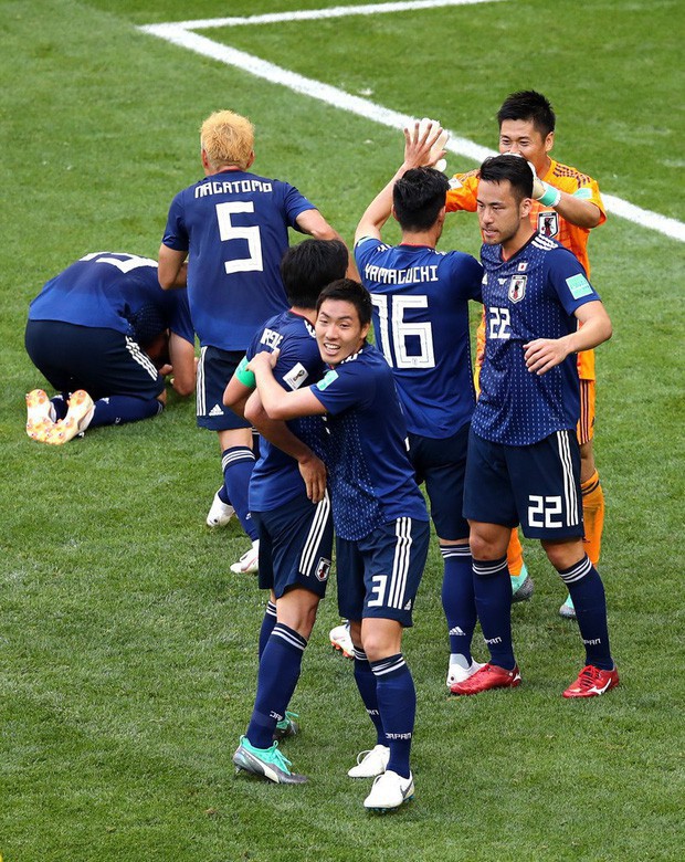 Cổ động viên Nhật bản ở lại sân dọn rác sau khi đội nhà chiến thắng Colombia tại World Cup - Ảnh 1.