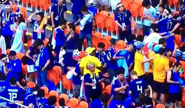 Cổ động viên Nhật bản ở lại sân dọn rác sau khi đội nhà chiến thắng Colombia tại World Cup - Ảnh 2.