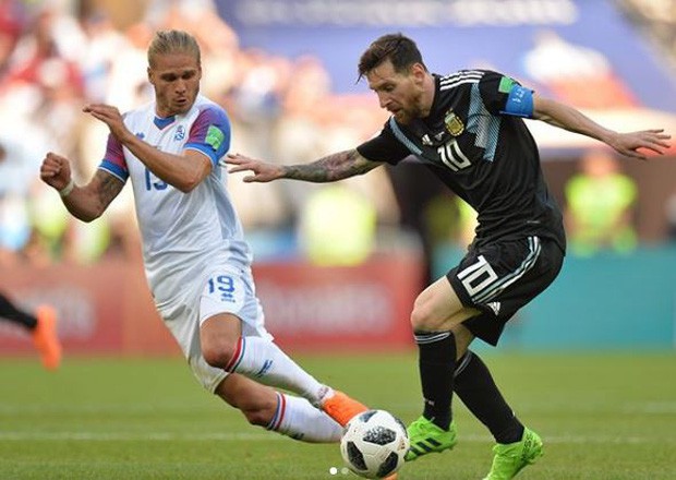 Chàng cầu thủ Iceland bỗng dưng nổi tiếng, có thêm 600.000 follower chỉ sau 30 phút đối đầu với Messi - Ảnh 1.