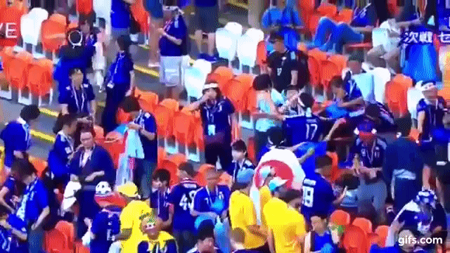 Cổ động viên Nhật bản ở lại sân dọn rác sau khi đội nhà chiến thắng Colombia tại World Cup - Ảnh 3.