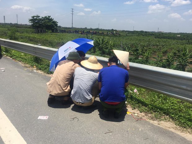 Công an đội nắng dựng lại hiện trường điều tra cái chết nhiều nghi vấn của 2 thiếu nữ - Ảnh 7.