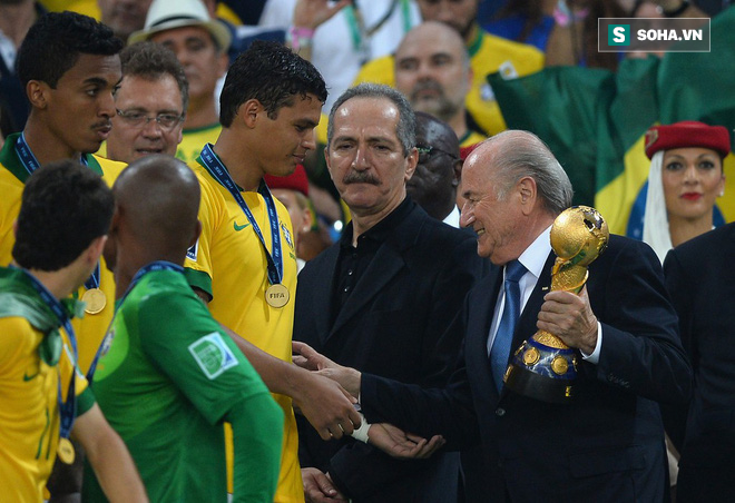 Đang thụ án dài đằng đẵng, Sepp Blatter vẫn làm khách của Putin để cổ vũ Ronaldo - Ảnh 1.