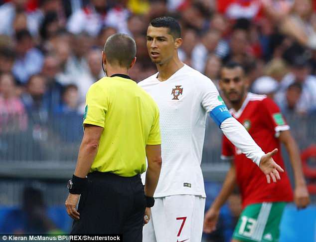 FIFA đanh thép đáp trả cáo buộc trọng tài lén lút xin áo đấu của Ronaldo - Ảnh 1.