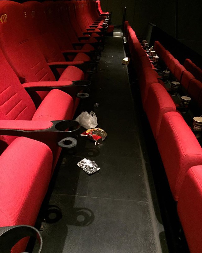 Hình ảnh trong rạp chiếu phim khiến nhiều người đỏ mặt, bức xúc quay đi - Ảnh 6.