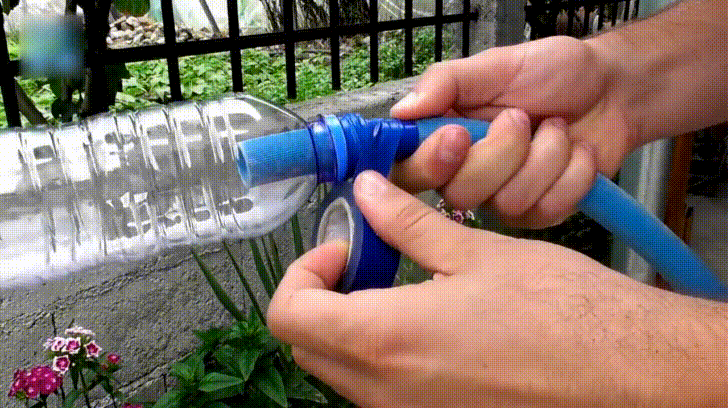 Đục vài lỗ trên chai nhựa cũ, bạn ngồi không cả vườn cây cũng được tưới nước đầy đủ - Ảnh 3.