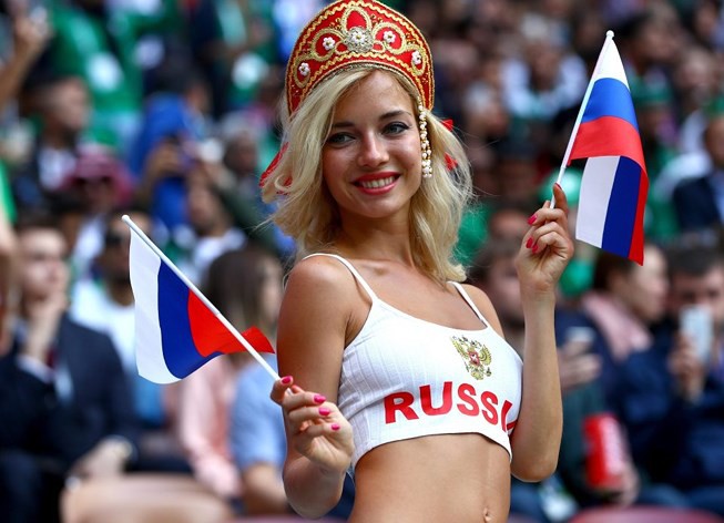 Nữ CĐV Nga xinh đẹp nhất World Cup: Là sao phim người lớn, đã đăng quang Hoa hậu - Ảnh 2.